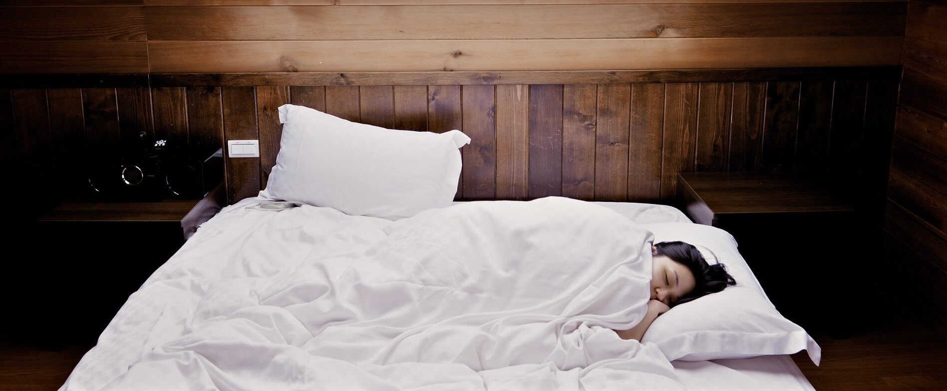 woman with good sleep hygiene sleeping in bed